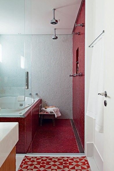 Banheiro com pastilhas vermelhas e brancas no piso e nas paredes