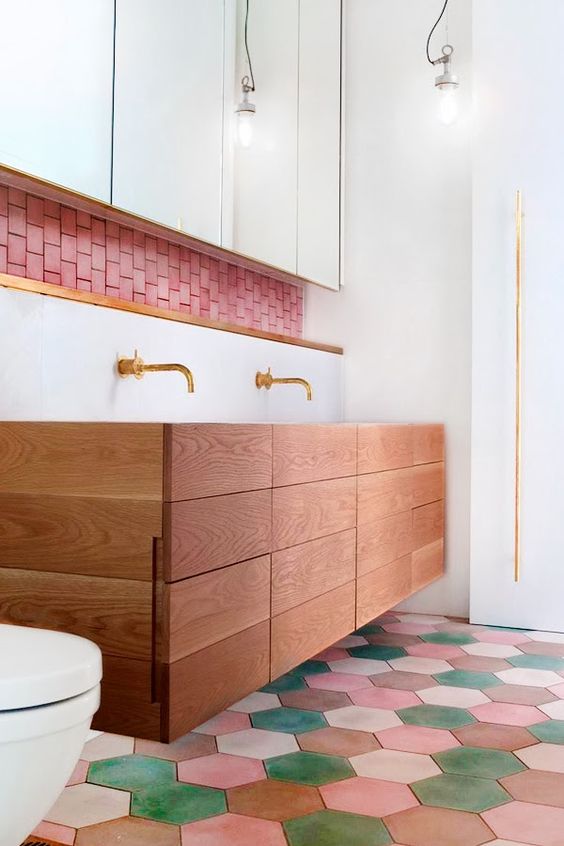 Banheiro com ladrilho hidráulico hexagonal colorido no piso