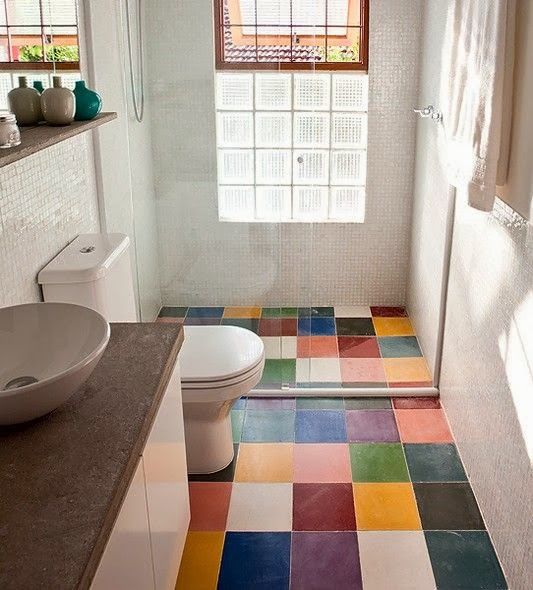 Banheiro com ladrilho hidráulico colorido no piso