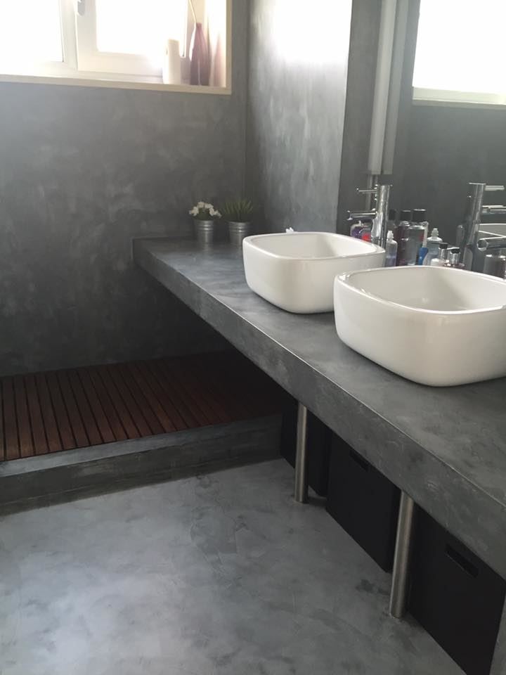Banheiro com revestimento Microreve no piso, nas paredes e na bancada