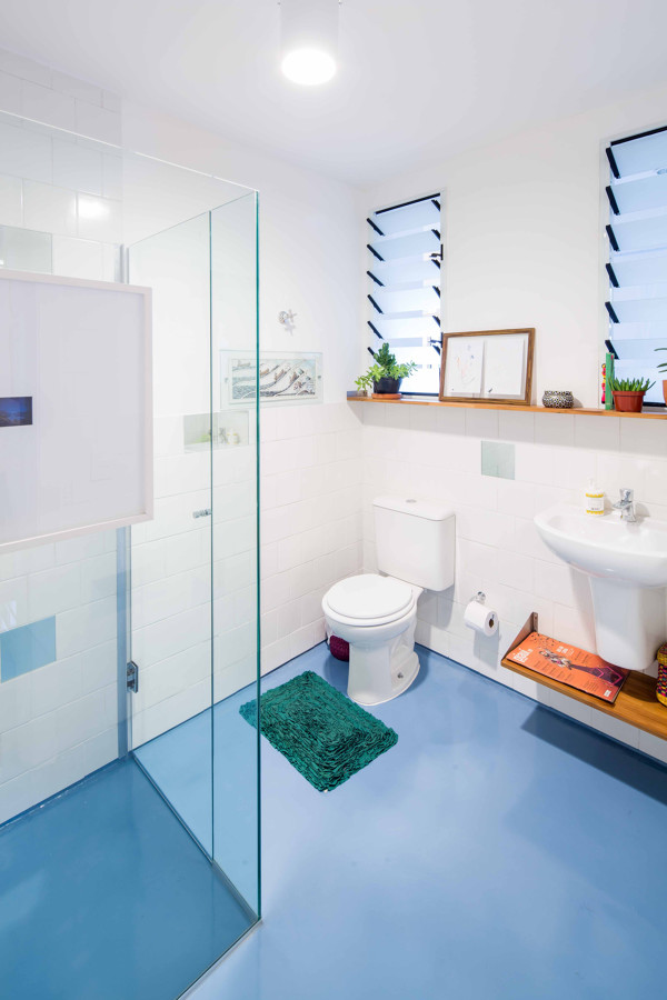 Banheiro com porcelanato líquido azul no piso