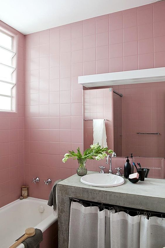 Banheiro com azulejos pintados com tinta epóxi rosa
