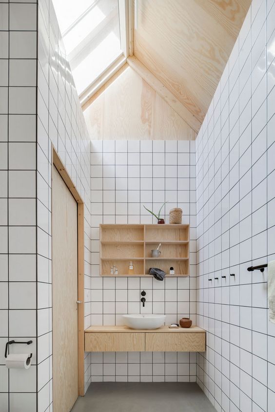 Banheiro com azulejo branco e rejunte preto