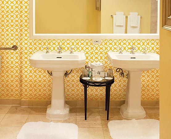 Banheiro com azulejos amarelos na parede