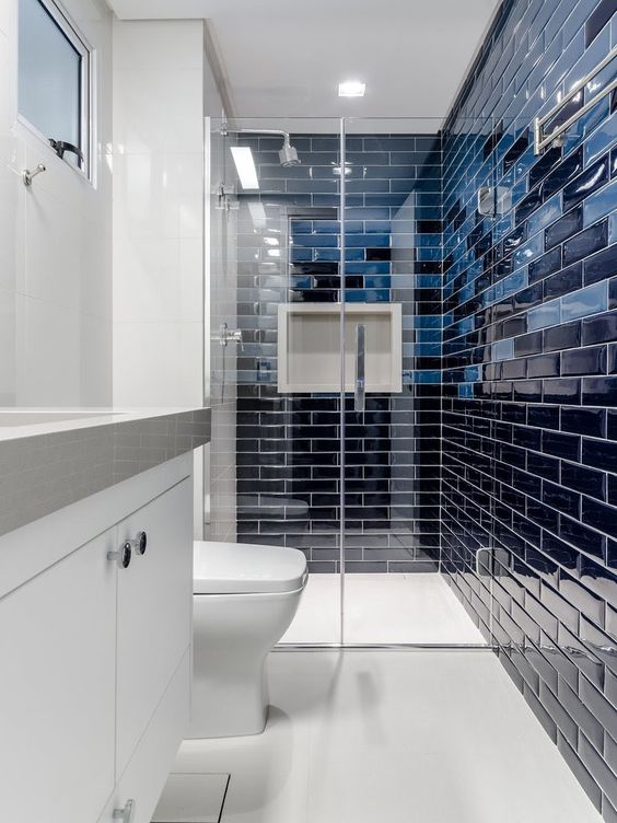 Banheiro com azulejo branco em formato de tijolinho