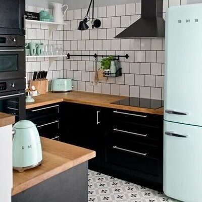 Revestimento de parede para cozinha - azulejo branco com rejunte preto e colocação tipo tijolinho