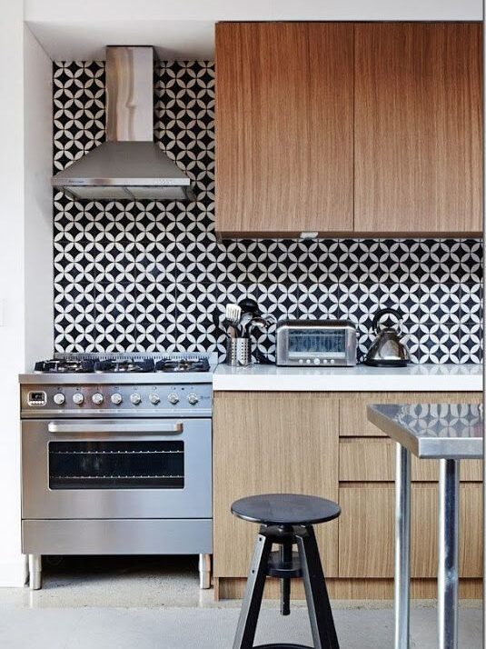 Revestimento de parede para cozinha - ladrilho hidráulico geométrico preto e branco