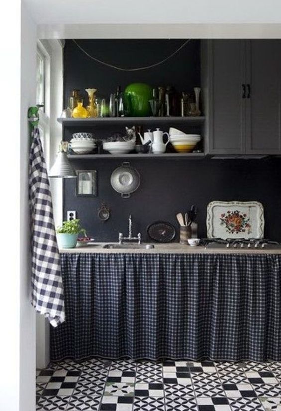 Cozinha com cortinas e prateleiras abertas