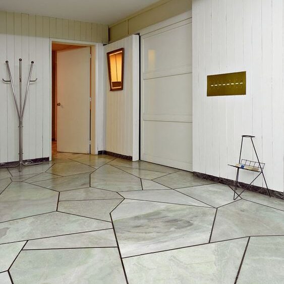 Sala com revestimento de piso de mármore