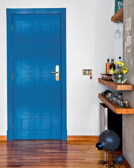 Cores: Porta de madeira pintada de azul