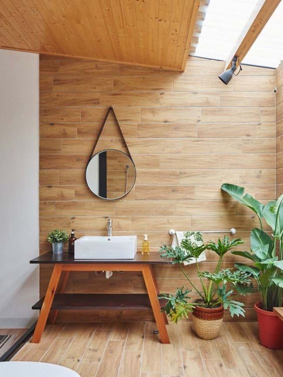 Banheiro com porcelanato imitando madeira no piso e nas paredes