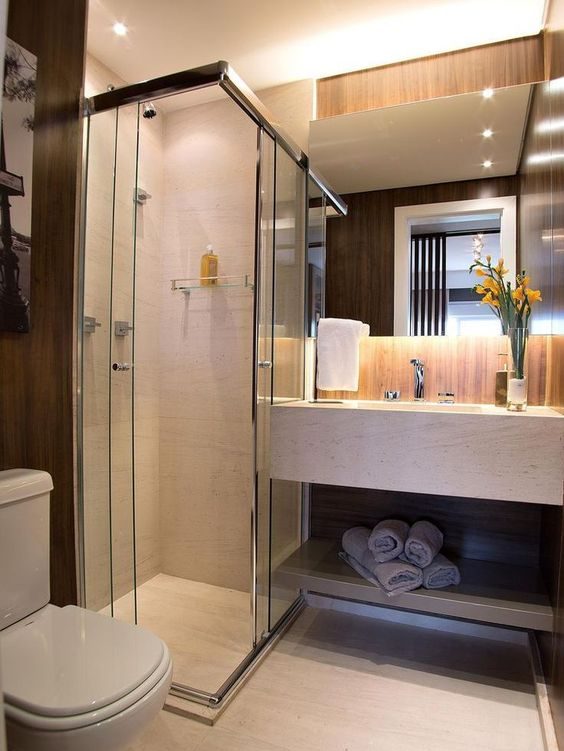 Banheiro com porcelanato imitando mármore em piso e paredes