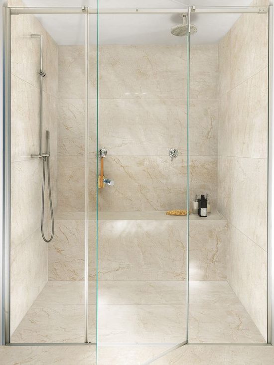 Banheiro com porcelanato imitando mármore no piso e nas paredes do box