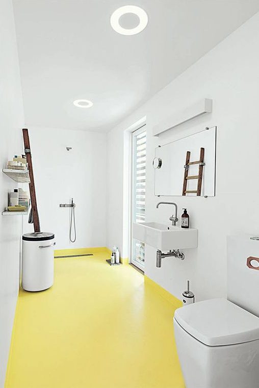 Banheiro com porcelanato líquido amarelo no piso