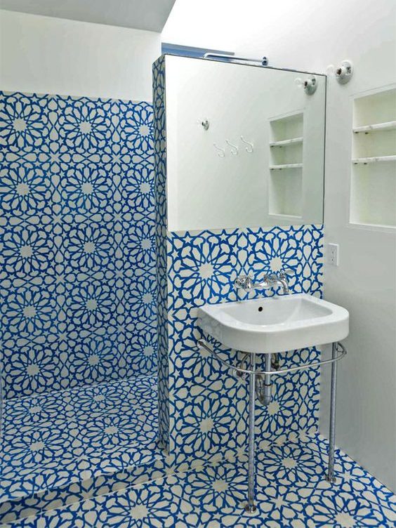 Banheiro com paredes revestidas com ladrilho azul