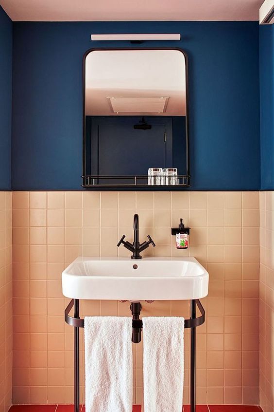 Banheiro com meia parede em azulejos pintados com tinta epóxi rosa