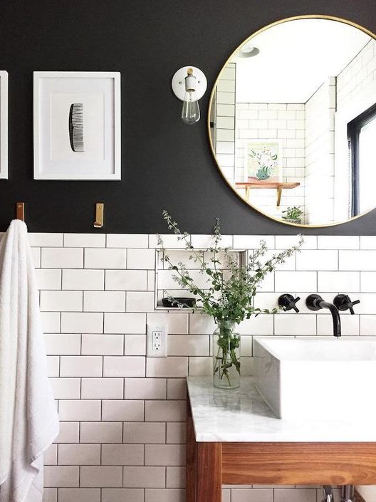 Banheiro com azulejo branco em formato de tijolinho