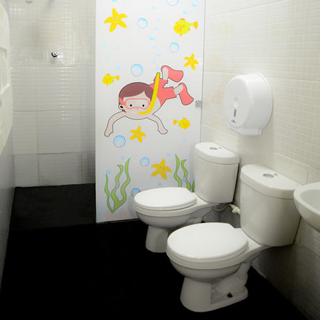 Banheiro de escola com vasos sanitários infantis