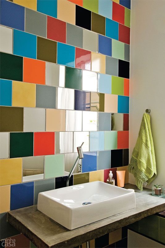 Formato de espelho de banheiro - mesclado com azulejos coloridos