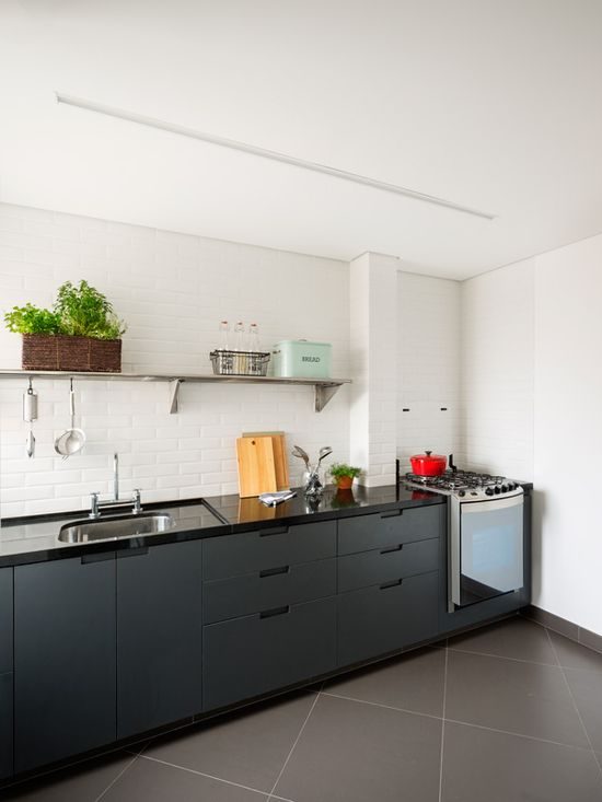 Cozinha com piso e rodapé de porcelanato acetinado cinza