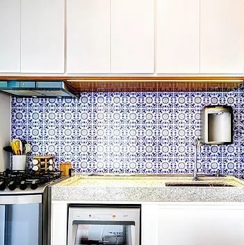 Revestimento de parede para cozinha - azulejo decorado branco e azul