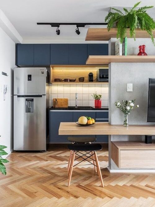 Cozinha com piso de madeira e rodapé branco