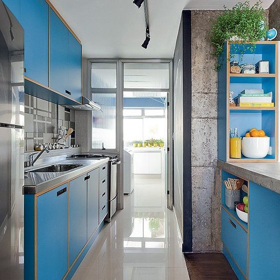 Armário de cozinha com acabamento em fórmica texturizada azul